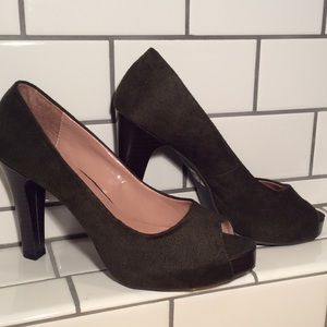 >>>SOLD<<<Charles Albert Olive Open Toe Platforms