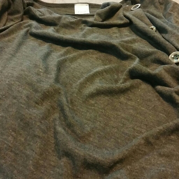 Asymmetrical button top - Picture 2 of 2