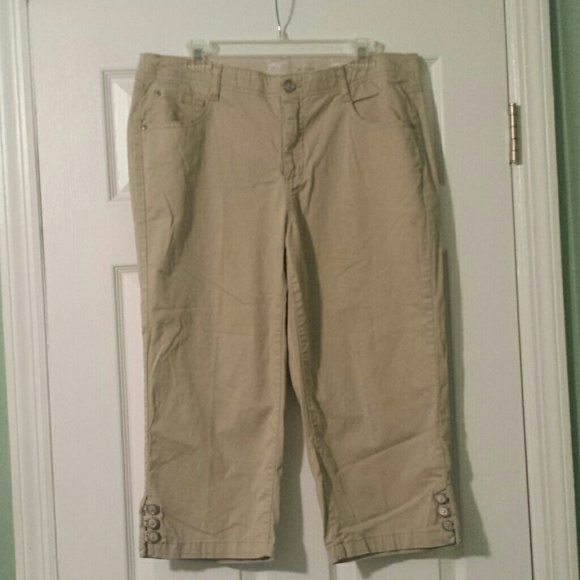NWOT Tan capris