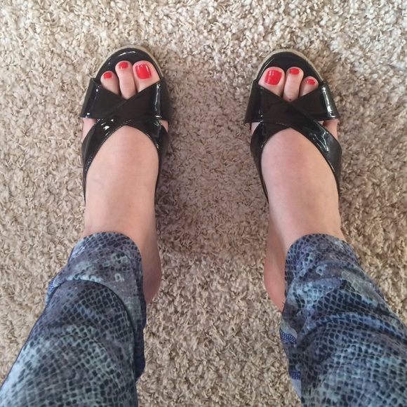 Kelsi Dagger black faux patent wedges 8.5