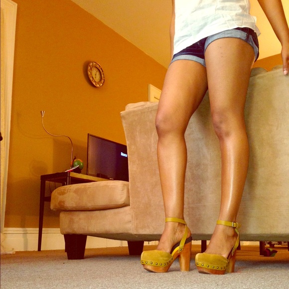 Mustard color clogg style platform sandals. NWOT