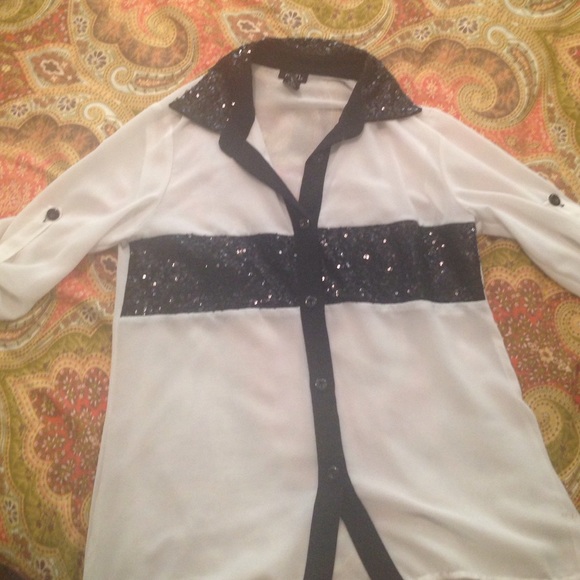 Blouse with sequin collar and quarter sleeves.