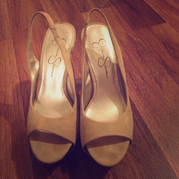 Open toe high heel pump. Nude suede.