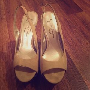 Open toe high heel pump. Nude suede.