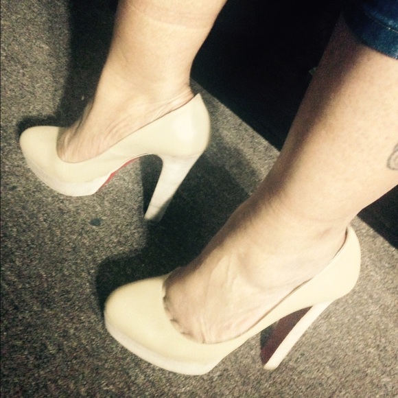 *Authentic* Christian Loubs Tan Heels