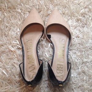 Nude/black pointed toe flats
