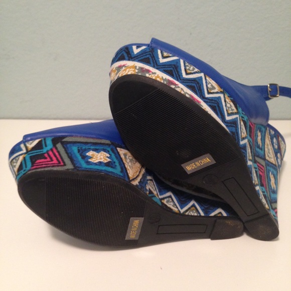 Blue peep-toe wedge printed heels - Picture 3 of 3