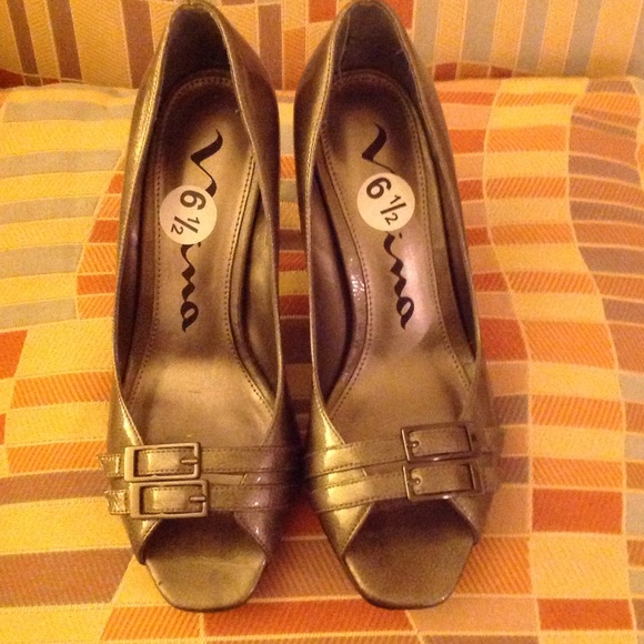 Grey Patten Leather Pump NWOT - Picture 2 of 4