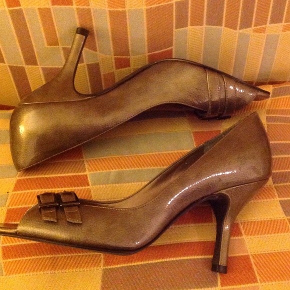 Grey Patten Leather Pump NWOT - Picture 3 of 4