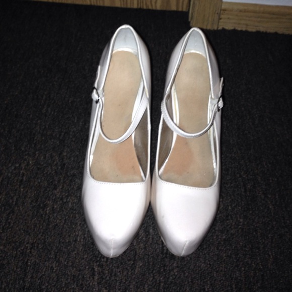 ✨FLASH SALE✨Nude patent leather Mary Jane pumps