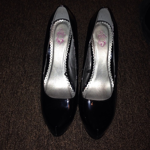Black patent leather pumps