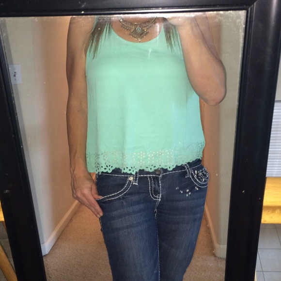 Lush Mint color tank with eyelet trim design - Picture 4 of 4
