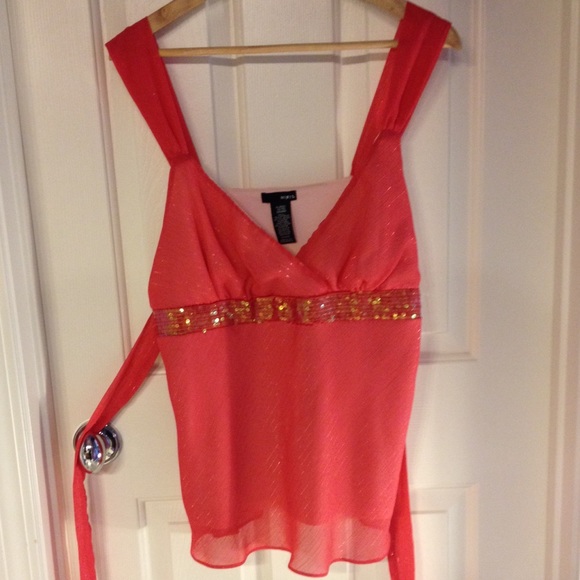 Coral V-neck sequenced Top