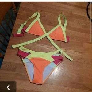 2 bikinis