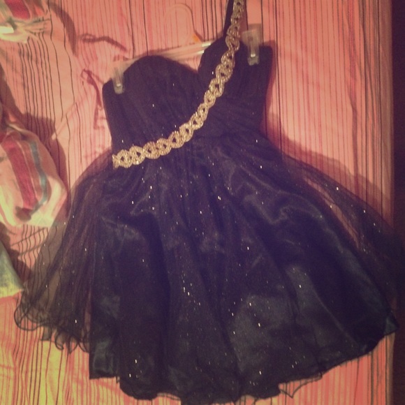 Beautiful one shoulder sequins dress!!