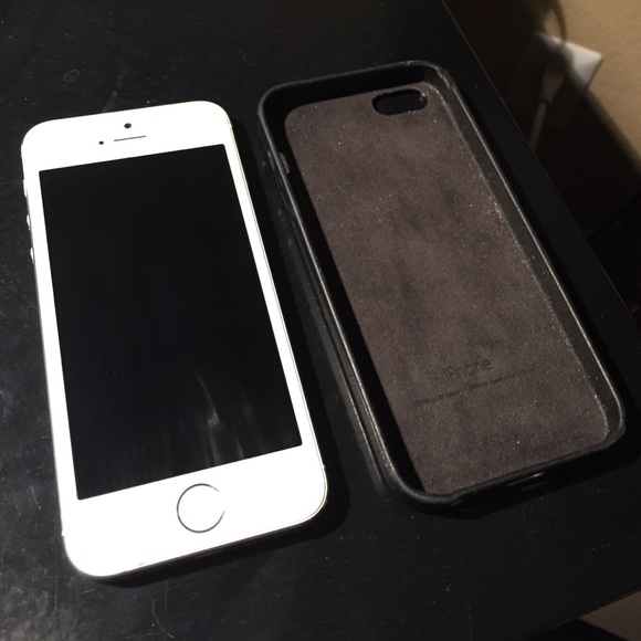 SOLD. I phone 5s with FREE Apple case