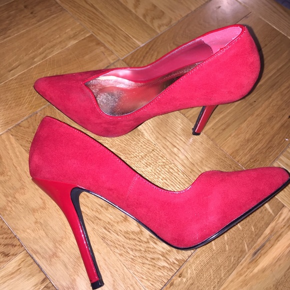 Red pumps