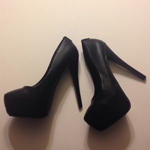 Sleek & sexy leather black heels