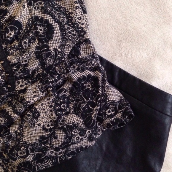 🌿 Kirra Peplum Hook & Eye Tank Top - Picture 4 of 4