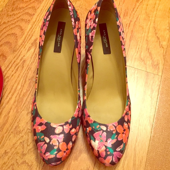 Ann Taylor floral pumps