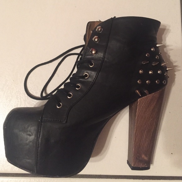 Spike shoes size 8