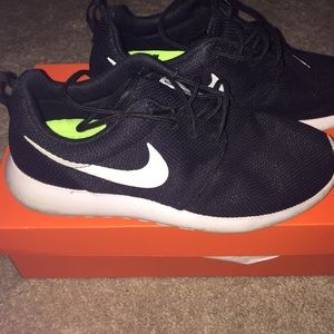 Women's roshe runs size 8