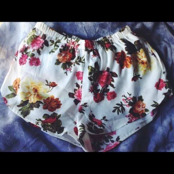 Floral flowy short (sold) - Picture 2 of 2