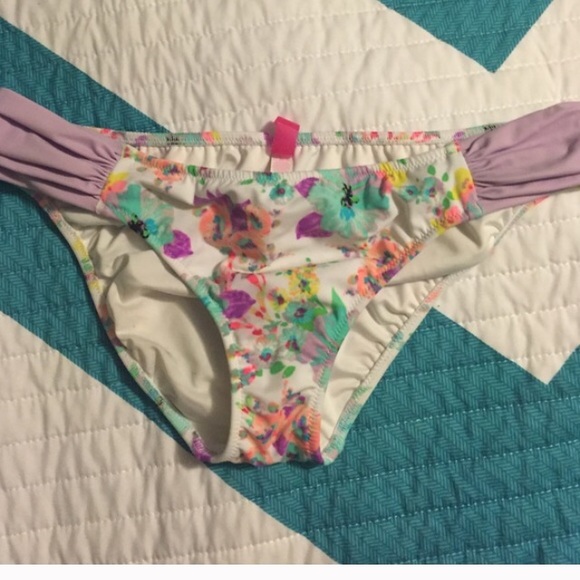 Looking to buy this exact bikini! - Picture 2 of 2