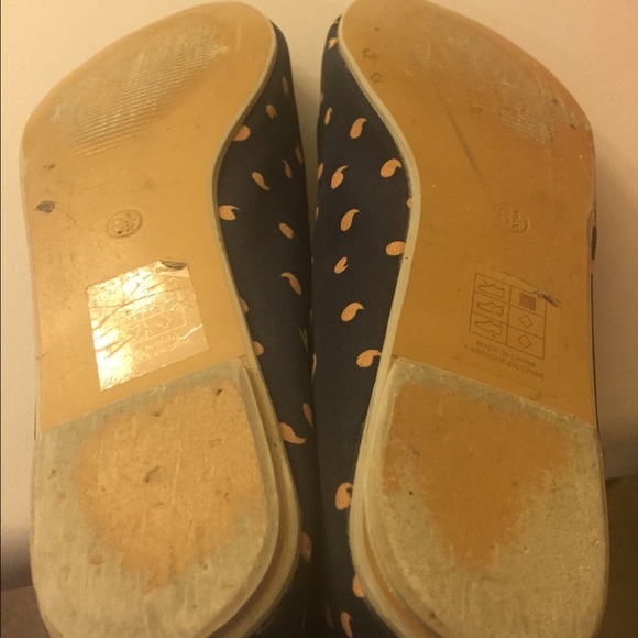 ⭐️⭐️NAVY BLUE AND CORAL FLATS FROM UO⭐️⭐️ - Picture 3 of 3