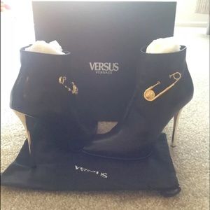 Versace black ankle boots gold heel gold safetypin