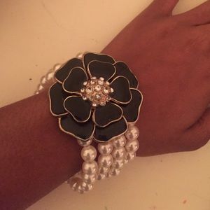 ⭐️⭐️BLACK FLORAL PEARL BRACELET⭐️⭐️