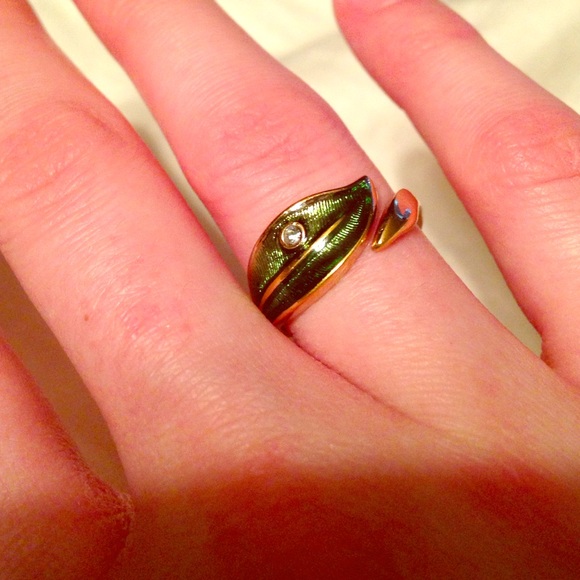 Avon Gold Leaf Enamel Ring