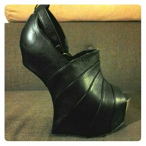 Black heel - less, platform shoe
