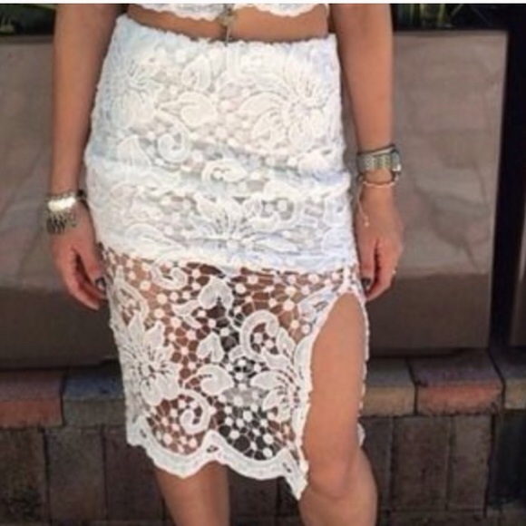 LF STORES WHITE LACE SKIRT