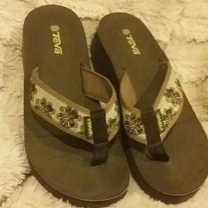 New wedge type Teva sandals