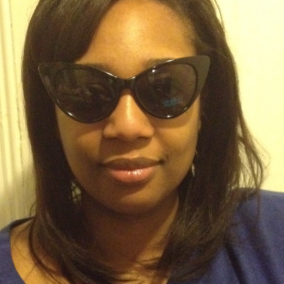 Black cat eye sunglasses 🕶  All eyewear 3 for $30 - Picture 2 of 3