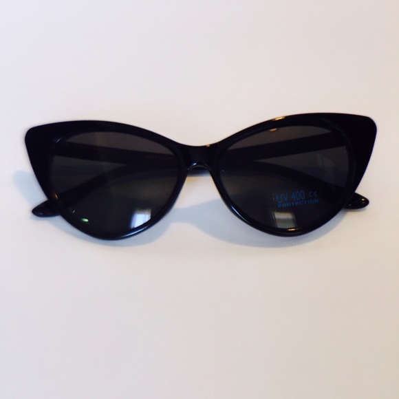 Black cat eye sunglasses 🕶  All eyewear 3 for $30 - Picture 3 of 3