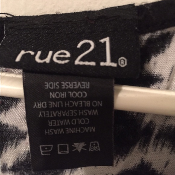 Rue 21 Patterned Crop - Picture 2 of 2