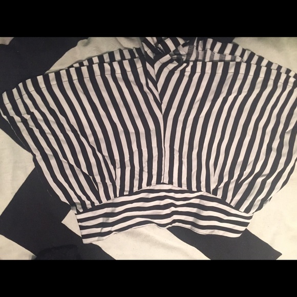 High waisted b&w striped shorts size M
