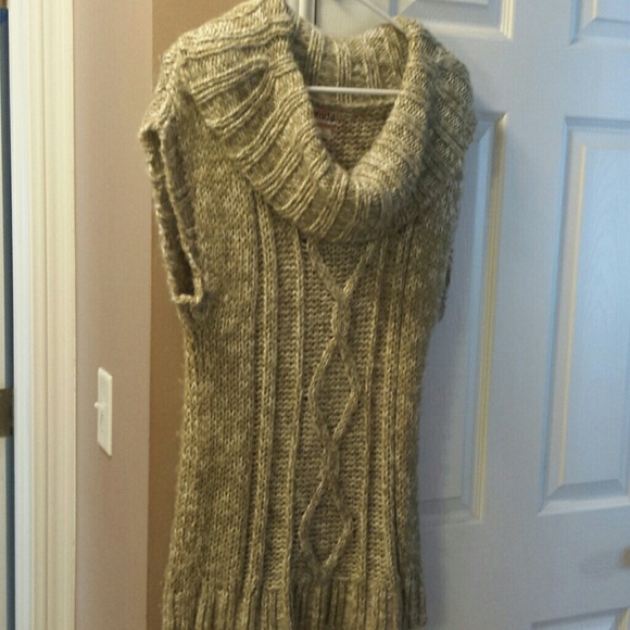 **Bundled** Long sweater.