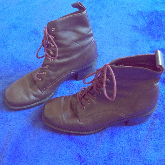 7M brown lace up boots