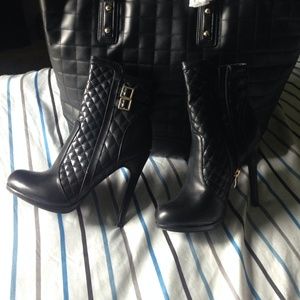 Black heels match bag