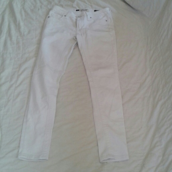NWOT! Crisp White Skinny Jeans 25