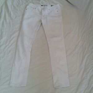 NWOT! Crisp White Skinny Jeans 25