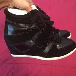 Women's wedged sneaker