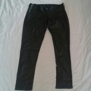 NWT! Guess jet black faux leather Skinnies 25