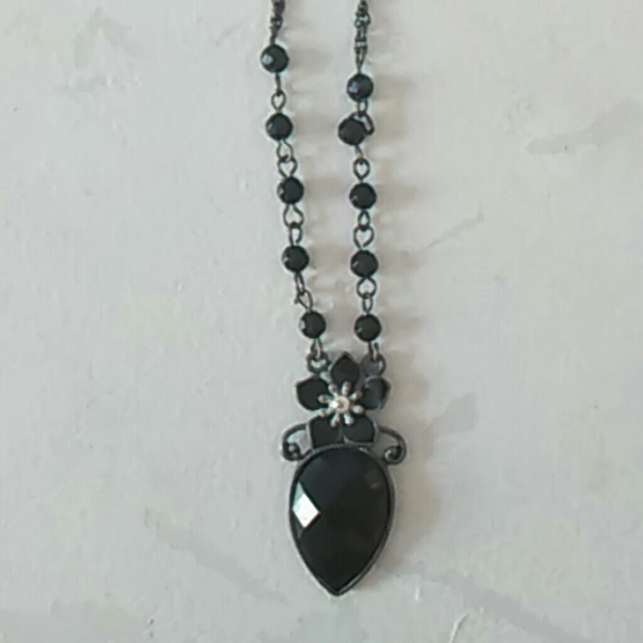 A neckless - Picture 2 of 3