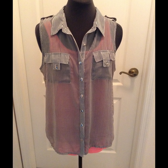💥SOLD!!💥Black and white striped shirt