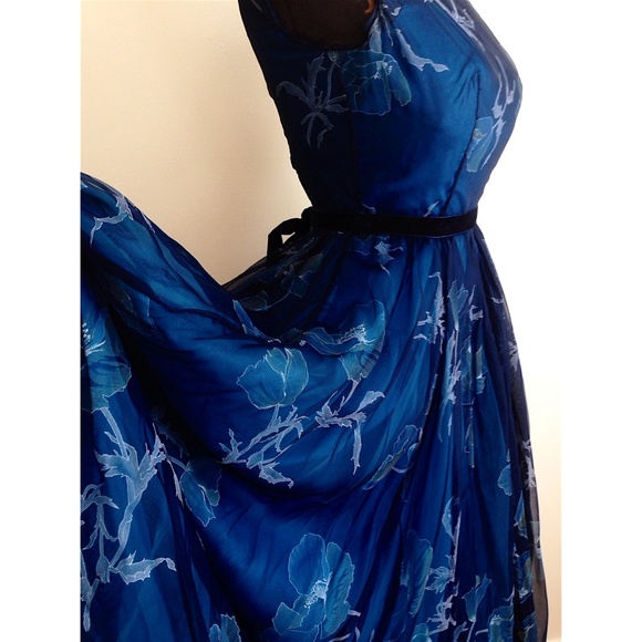 SOLD Vintage gown - Picture 2 of 4