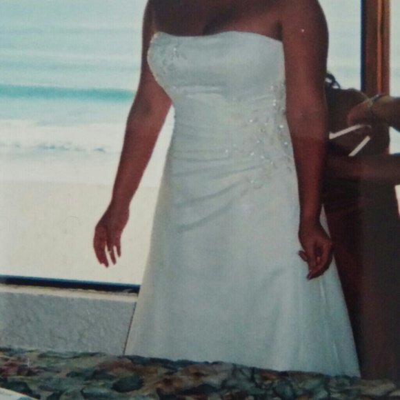 Authentic Maggie Sottero wedding dress - Picture 1 of 4
